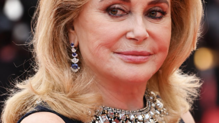 «Je opravdu těhotná?»: Vystoupení Catherine Deneuve na veřejnosti vyvolalo na internetu vášnivé diskuse a výsměch